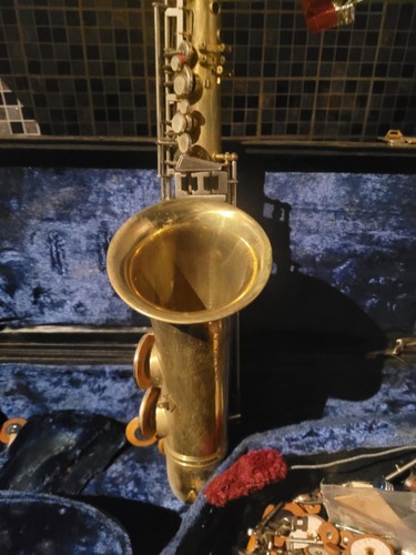 Old saxophone not good - old,